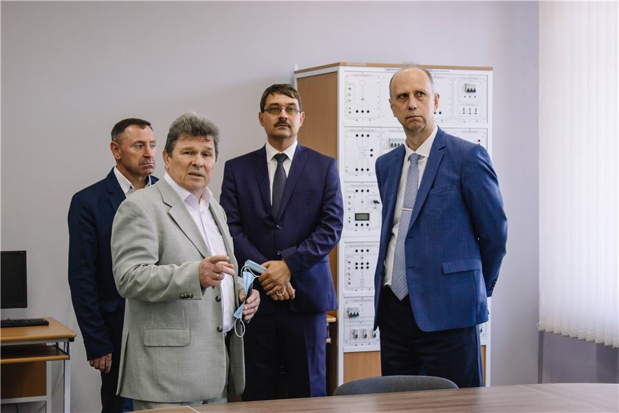 Ректора волгоградского вуза. Камышинский технологический институт. Андрей павлович ректор. Ректора технологического института. Кти филиал волггту.