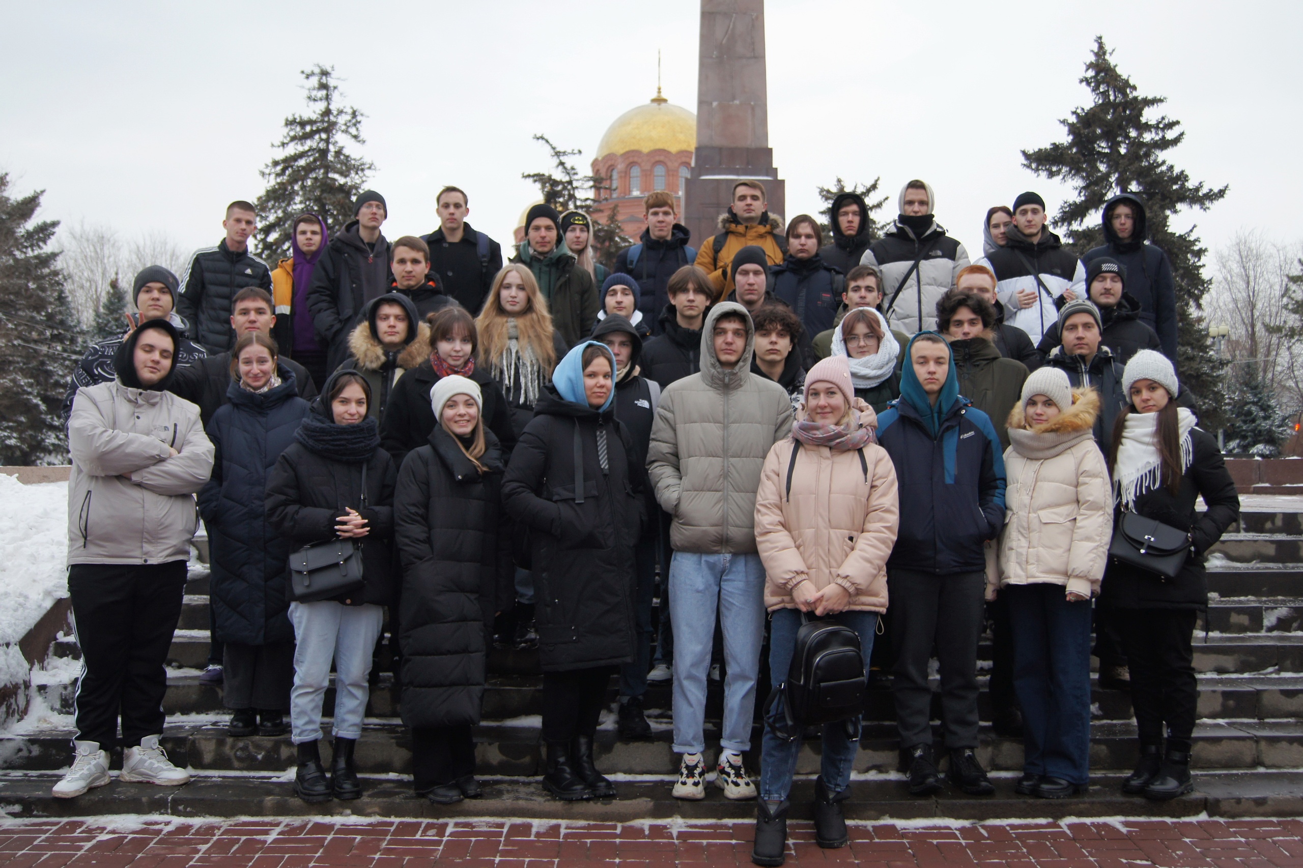 Группа туристов на экскурсии в Вятском