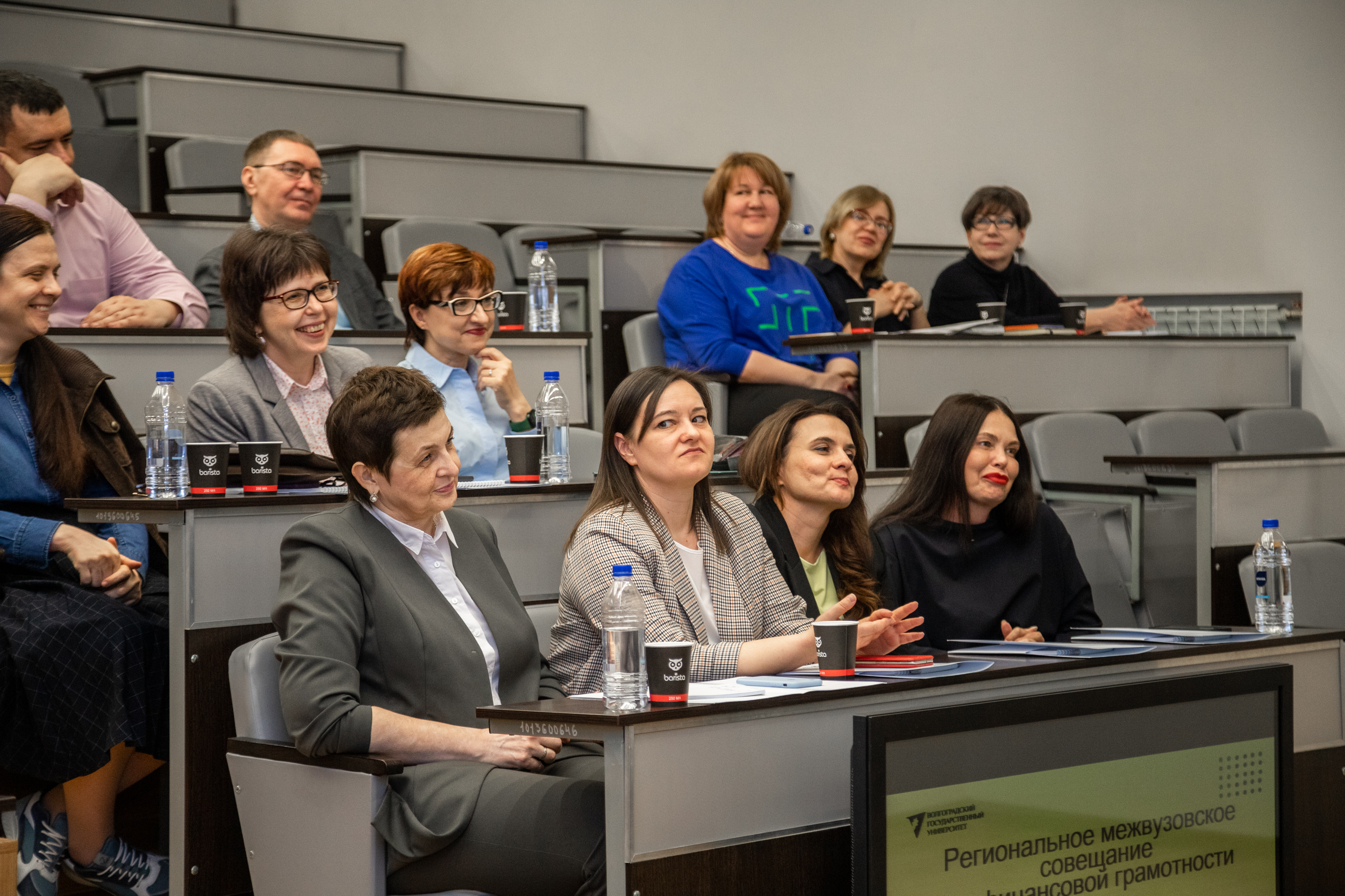 Предпринимательские кафедры. Препод кафедры. Преподаватель за кафедрой. Совещание педагогов. Университет экономики и предпринимательства.