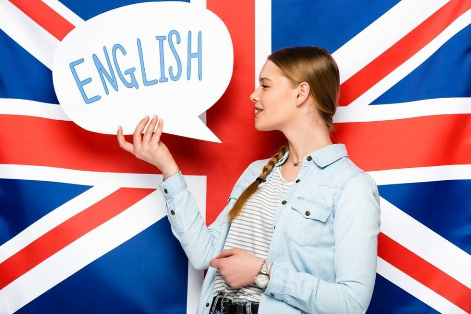 Живой на английском языке. Английский язык девушка. Английский Международный язык. Девушка учит английский язык. Английские девушки.