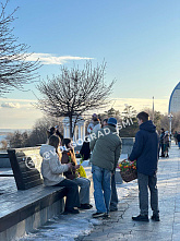 Студенты ВолгГТУ подарили цветы волгоградкам на набережной 