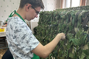 Волонтеры ВПИ (филиала) ВолгГТУ продолжают плести маскировочные сети для бойцов СВО