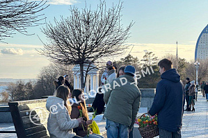 Студенты ВолгГТУ подарили цветы волгоградкам на набережной 