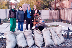 Волонтеры ВолГГТУ провели субботник на братской могиле защитников Красного Царицына